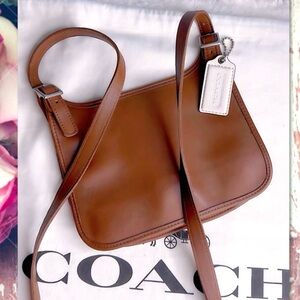VINTAGE COACH SMALL BRITISH TAN SLIM HIPPIE FLAP CROSSBODY BAG 
9132